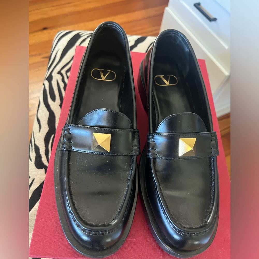 VALENTINO GARAVANI ROMAN STUD BLACK LEATHER LOAFER
